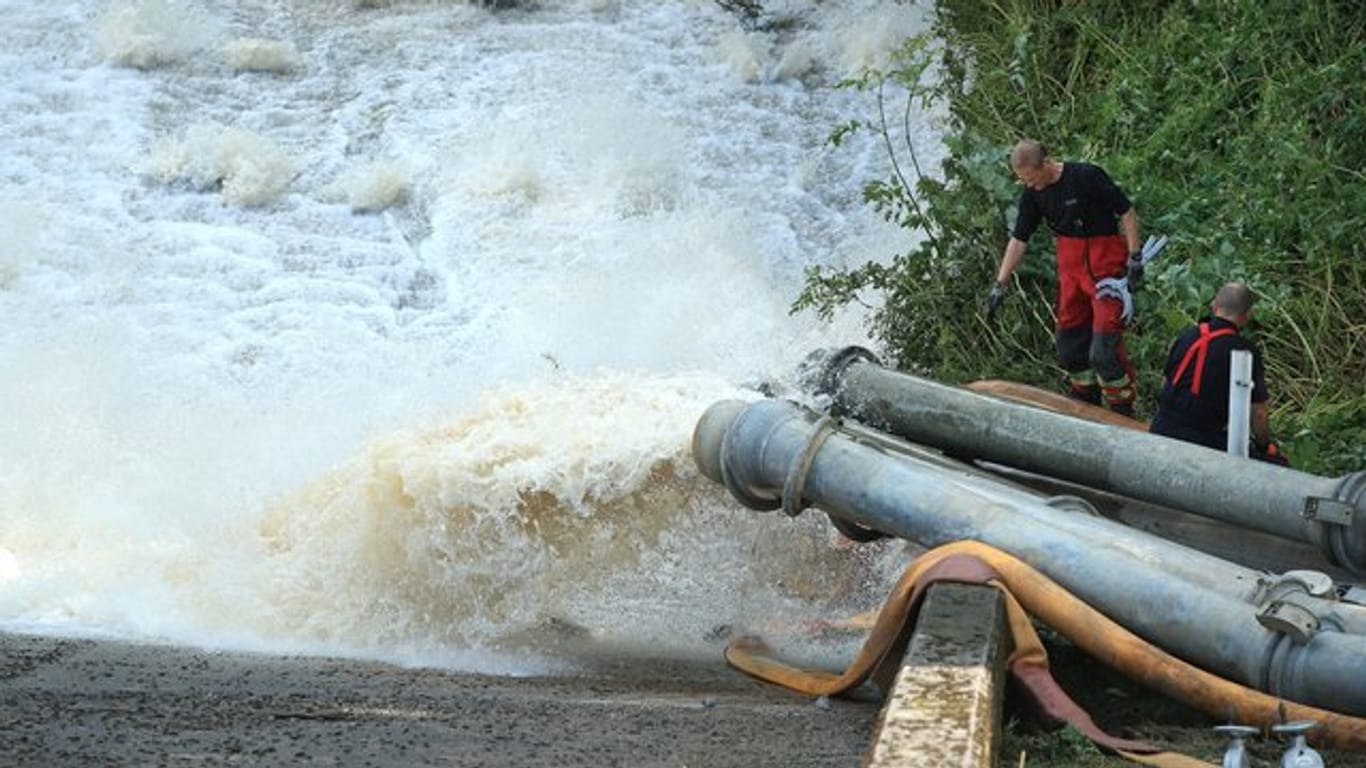 Mit rund 20 Hochleistungspumpen versuchen Arbeiter den Pegel in dem Reservoir weiter unter eine kritische Marke abzusenken.