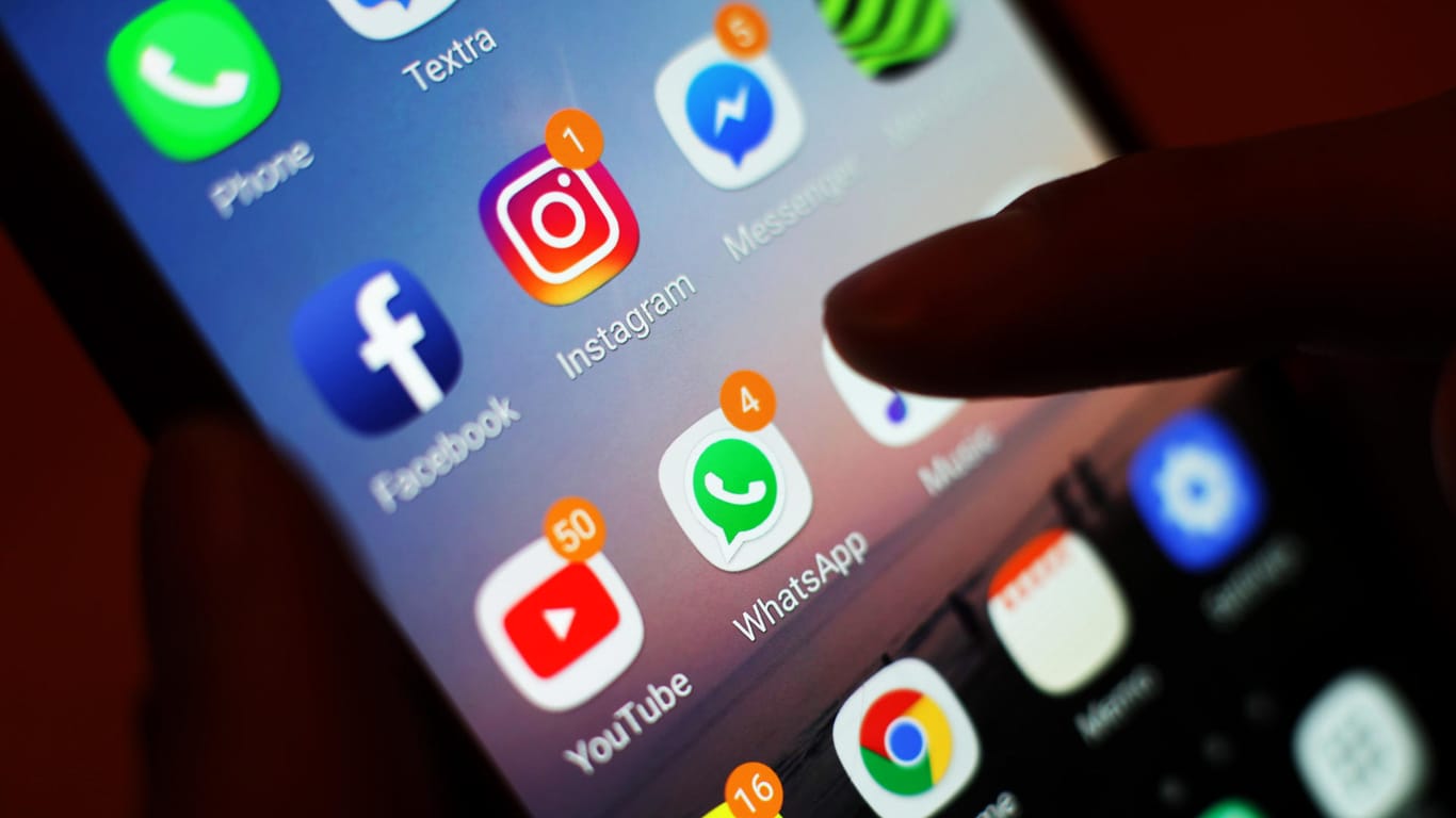 Ein Blick auf ein Smartphone mit Social-Media-Apps: In Zukunft sollten WhatsApp und Facebook den Namenszusatz "von Facebook" tragen.