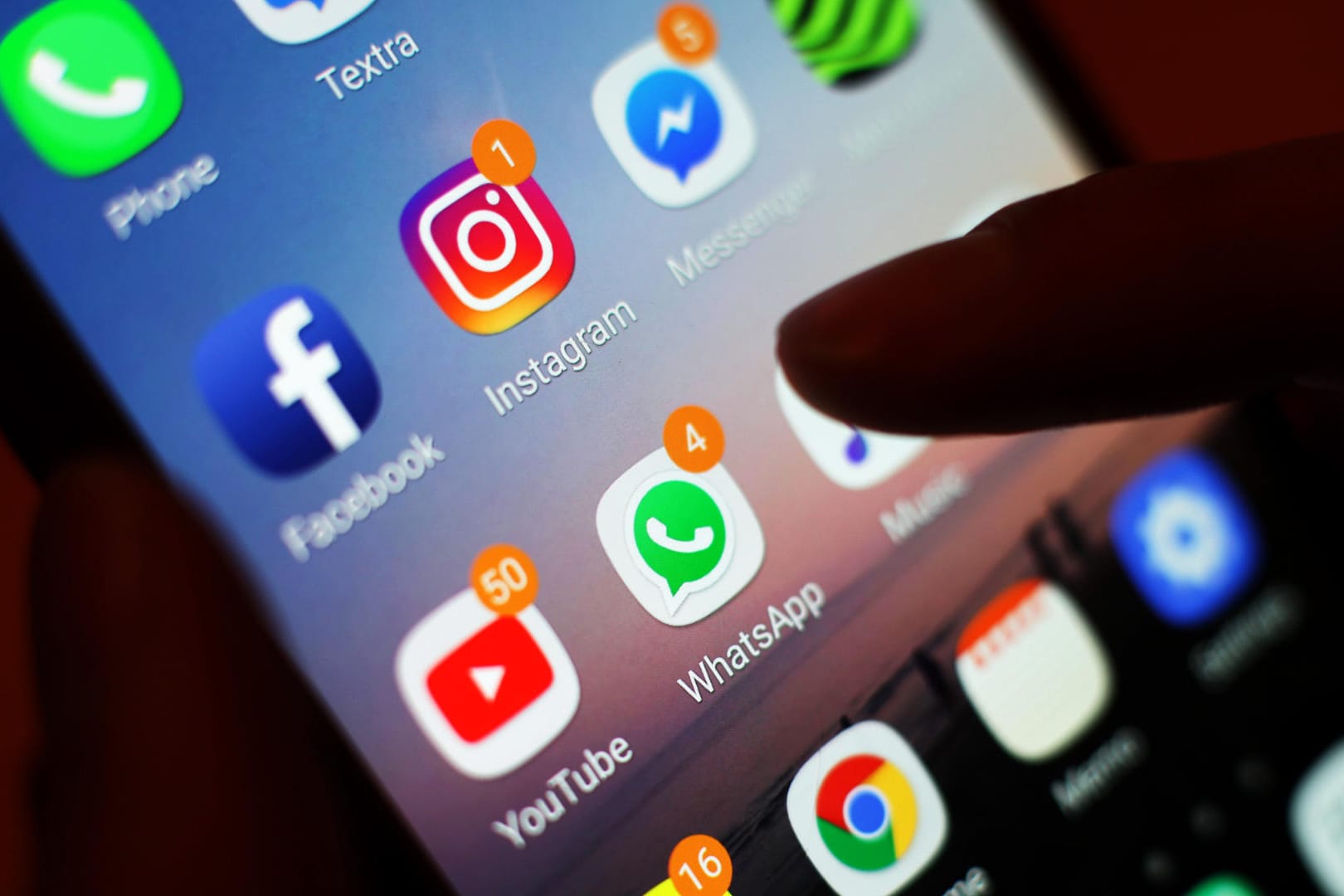 Ein Blick auf ein Smartphone mit Social-Media-Apps: In Zukunft sollten WhatsApp und Facebook den Namenszusatz "von Facebook" tragen.