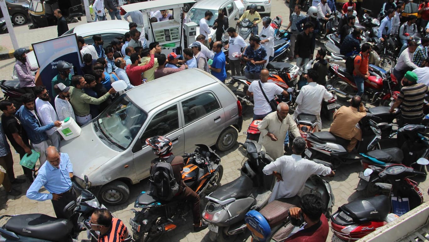 Verkehrschaos in Kaschmir: Tausende Menschen sind nach einer Terrorwarnung aus der Region geflohen. Nun hat Indien den Sonderstatus des Konflikt-Gebiets aus der Verfassung gestrichen.