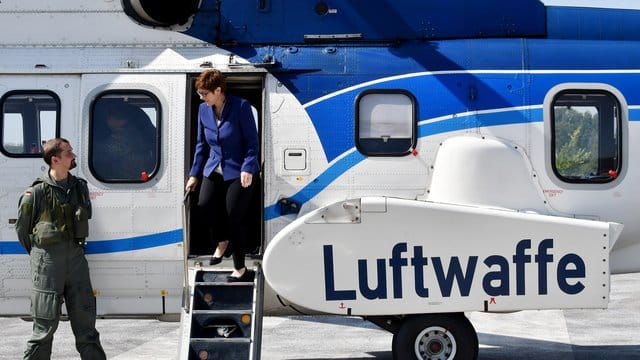 Verteidigungsministerin Kramp-Karrenbauer (CDU) steigt aus einem Bundeswehr-Hubschrauber der Luftwaffe.