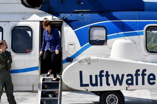 Verteidigungsministerin Kramp-Karrenbauer (CDU) steigt aus einem Bundeswehr-Hubschrauber der Luftwaffe.