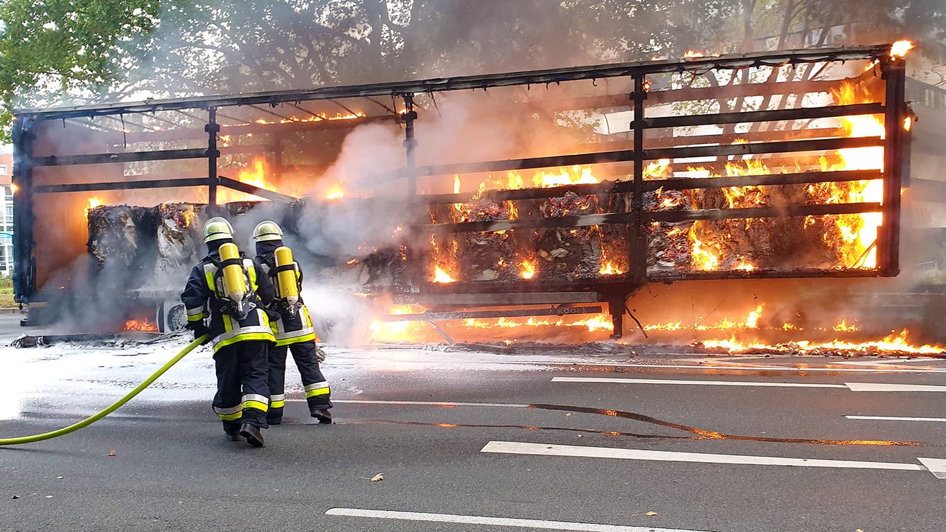 Ein brennender Lkw in Essen: Die Kunststoffplane des Aufliegers brannte vollständig ab und tropfte brennend auf die Fahrbahn.