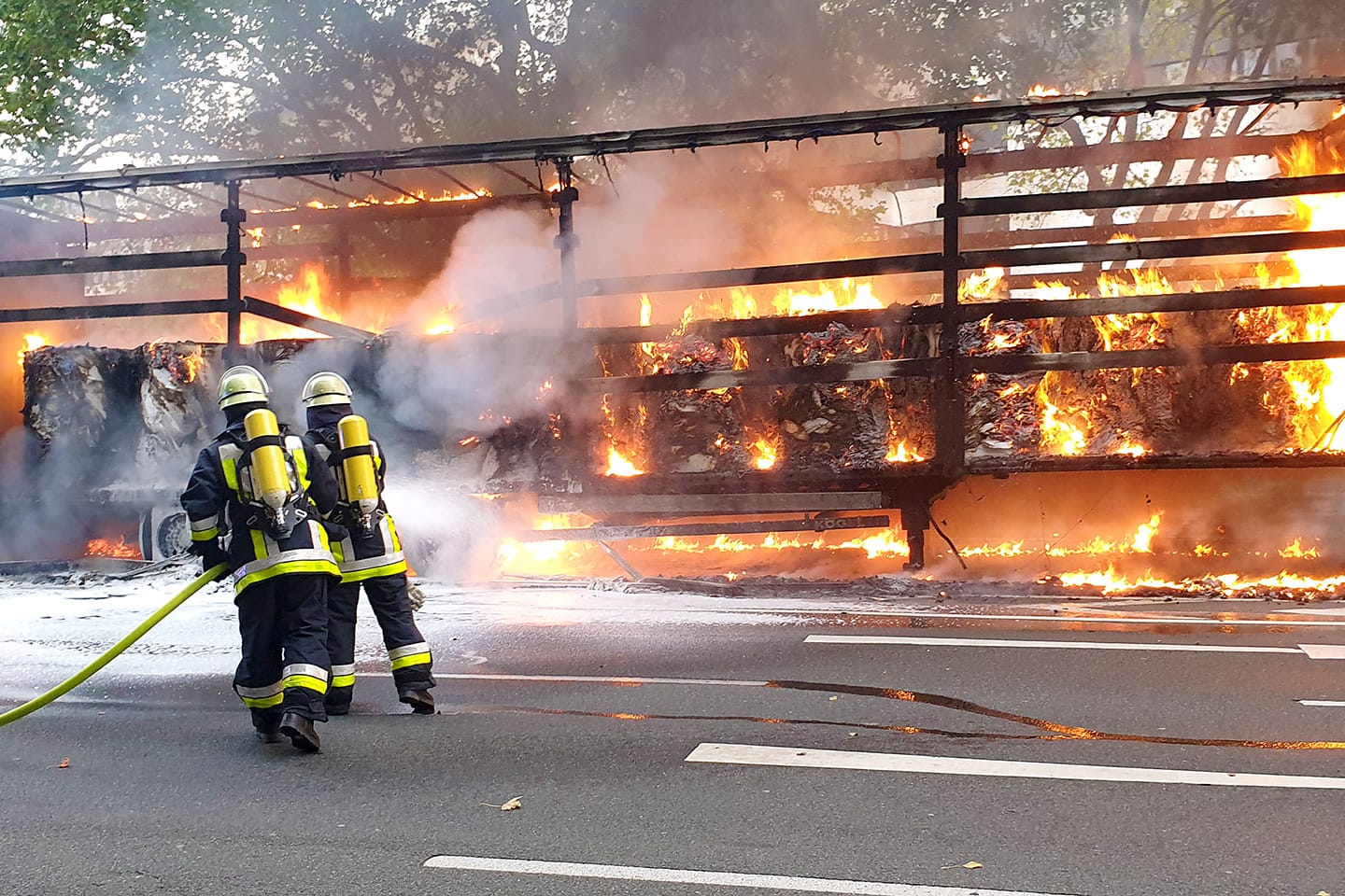 Ein brennender Lkw in Essen: Die Kunststoffplane des Aufliegers brannte vollständig ab und tropfte brennend auf die Fahrbahn.