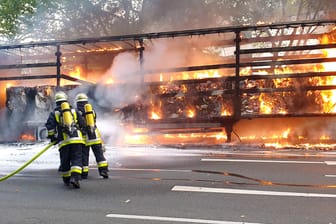 Ein brennender Lkw in Essen: Die Kunststoffplane des Aufliegers brannte vollständig ab und tropfte brennend auf die Fahrbahn.