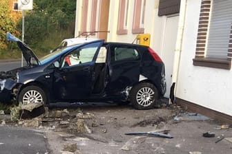 Ein Fiat mit erheblichem Sachschaden: Der Fahrer flüchtete zuvor vor der Polizei.