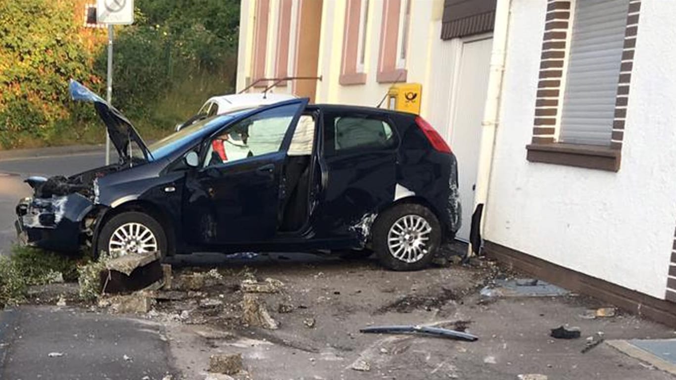 Ein Fiat mit erheblichem Sachschaden: Der Fahrer flüchtete zuvor vor der Polizei.