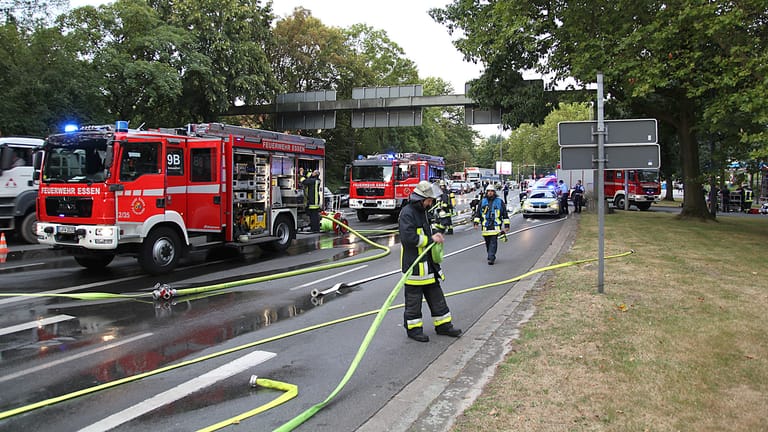 Löscharbeiten der Feuerwehr: Der Verkehr kann nur einspurig an dem Unfallort vorbeigeführt werden, dadurch entstand ein kilometerlanger Stau.