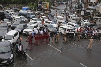 Barrikaden werden von der indischen Polizei errichtet.