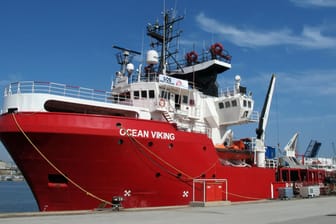 Die "Ocean Viking" im Hafen von Marseille: Das Seenotrettungsschiff befindet sich auf dem Weg in das zentrale Mittelmeer.