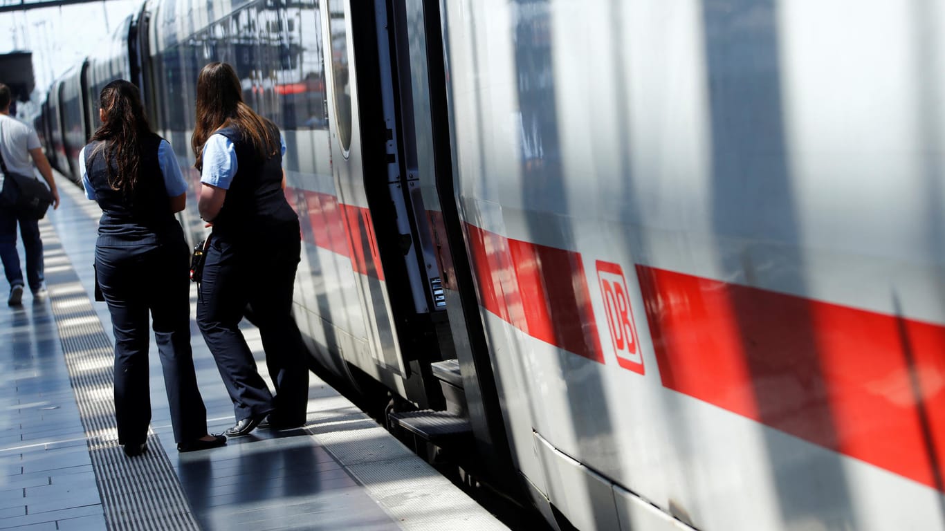 Ein Fernreisezug steht in einem Bahnhof: Reisende müssen für ihre Bahnfahrt demnächst eventuell weniger bezahlen.