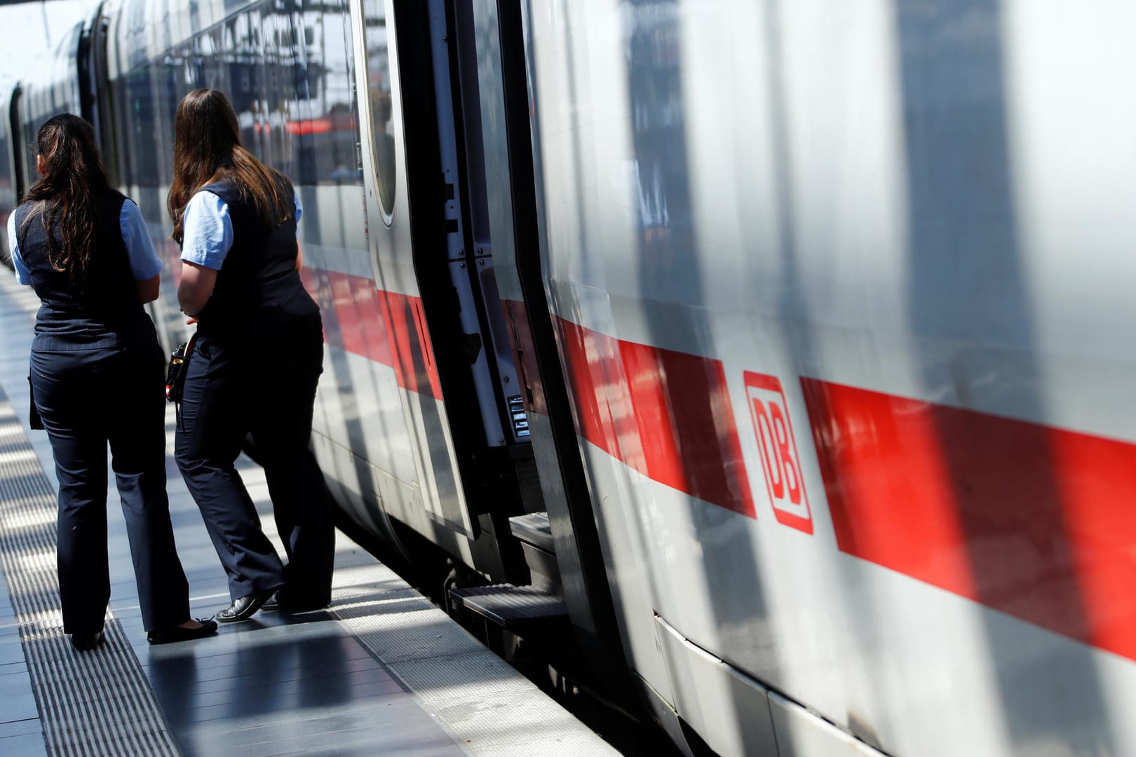 Ein Fernreisezug steht in einem Bahnhof: Reisende müssen für ihre Bahnfahrt demnächst eventuell weniger bezahlen.