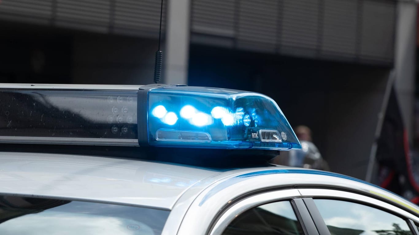 Blaulicht auf einem Polizeiauto: In Wuppertal hat ein Mann versucht, eine junge Frau auszurauben.