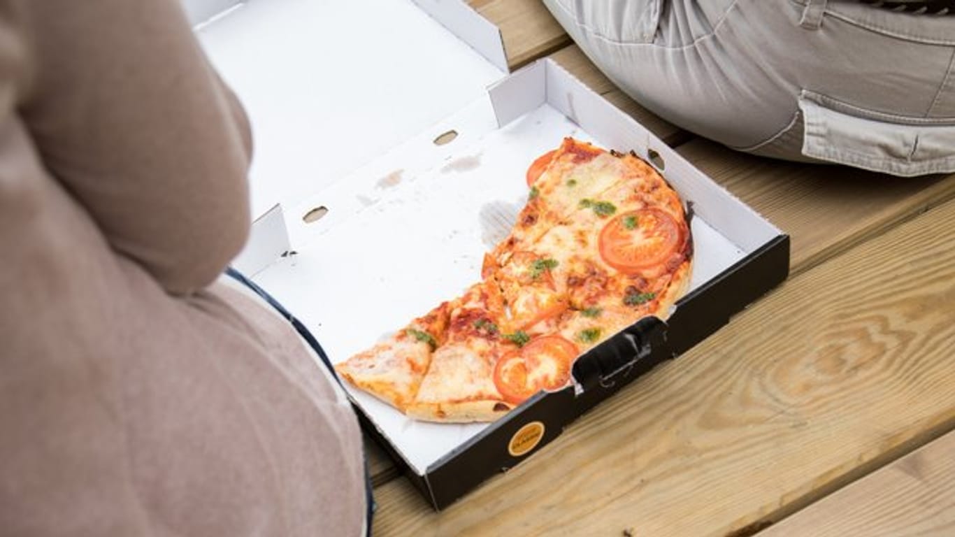 Stark verschmutzte Pizzakartons gehören nach Ansicht der Verbraucher Initiative nicht ins Altpapier.