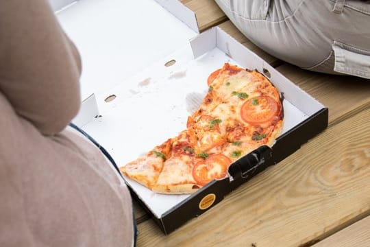 Stark verschmutzte Pizzakartons gehören nach Ansicht der Verbraucher Initiative nicht ins Altpapier.