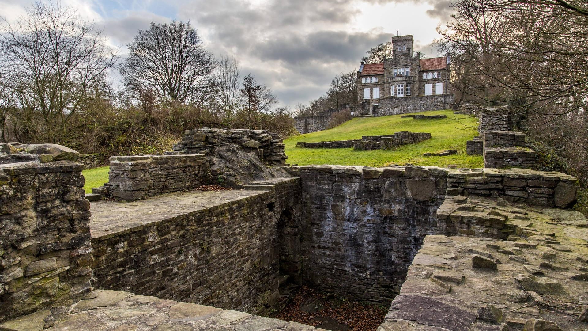 Ruine der Isenburg: Sie liegt oberhalb der Ruhr bei Hattingen.