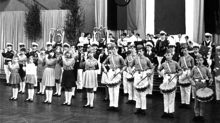 Trommel- und Pfeifmusik uniformierter Jugendlicher, die durch ihr Erscheinen erschreckend an die nationalsozialistische Hitlerjugend erinnern, gehörte zur Wahlkampf-Eröffnungsveranstaltung der rechtsgerichteten NPD am 16. Mai 1967 in Hannover.