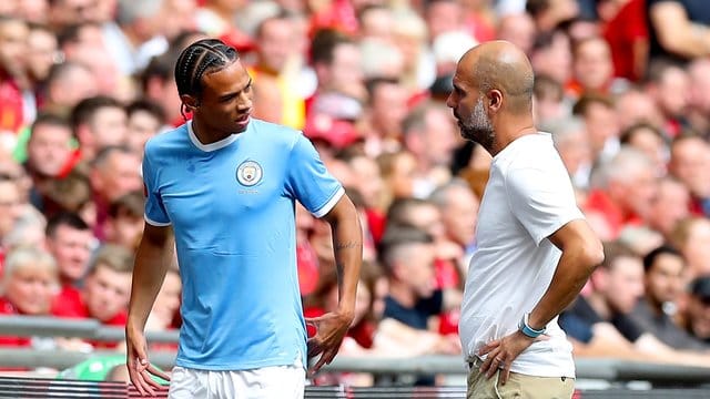 Manchester Citys Leroy Sané (l) spricht nach seiner Auswechslung mit Trainer Pep Guardiola. Manchester Citys Leroy Sané (l) spricht nach seiner Auswechslung mit Trainer Pep Guardiola.