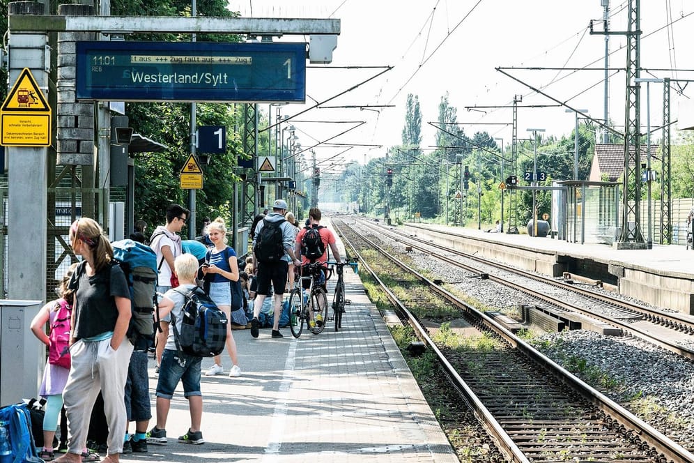 Reisende auf dem Bahnhof Elmshorn: Ein Dreijähriger hat sich bei einer Party aus dem Staub gemacht und hat mit dem Regionalexpress das Weite gesucht.
