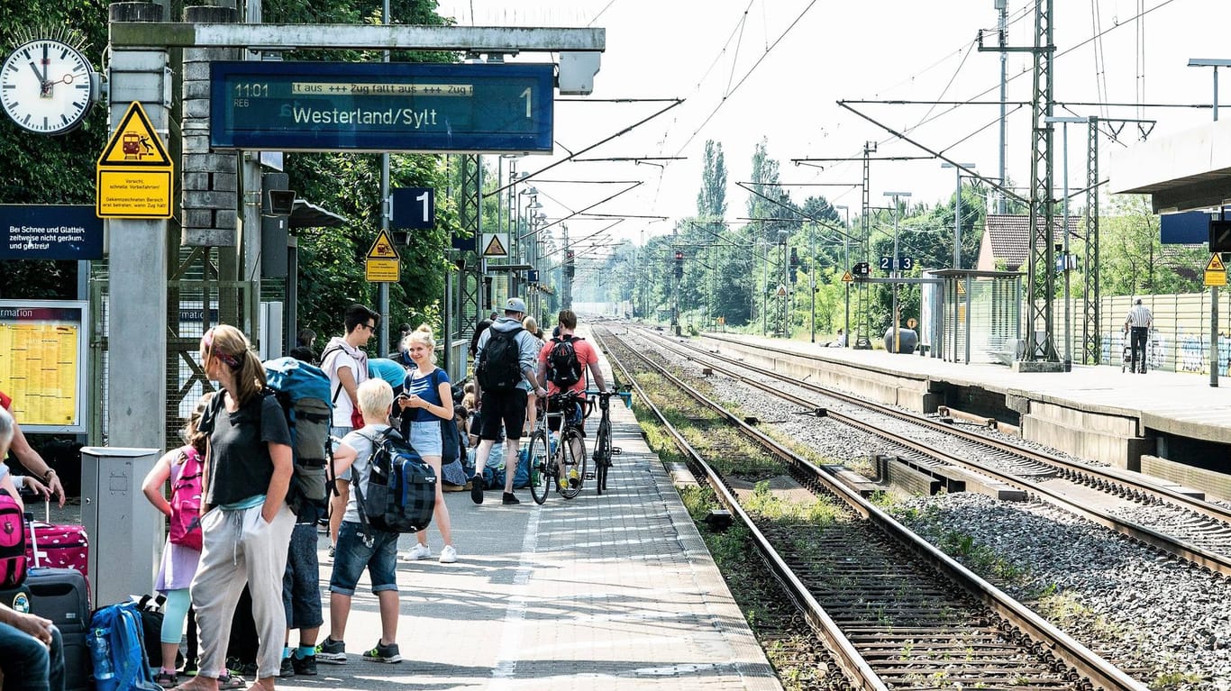Reisende auf dem Bahnhof Elmshorn: Ein Dreijähriger hat sich bei einer Party aus dem Staub gemacht und hat mit dem Regionalexpress das Weite gesucht.