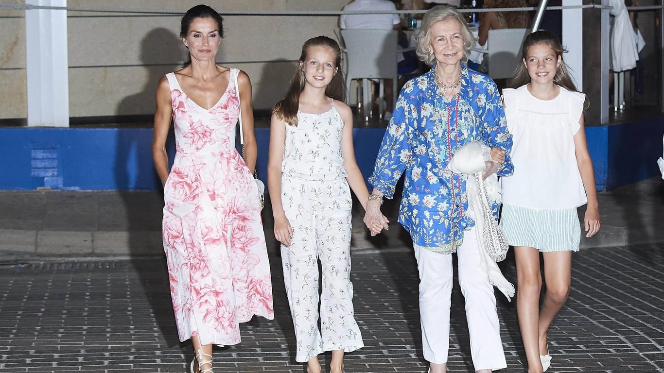 Königin Letizia, Prinzessin Leonor, Sophia von Spanien und Prinzessin Sofia nach dem Dinner im Restaurant Ola de Mar in Palma.