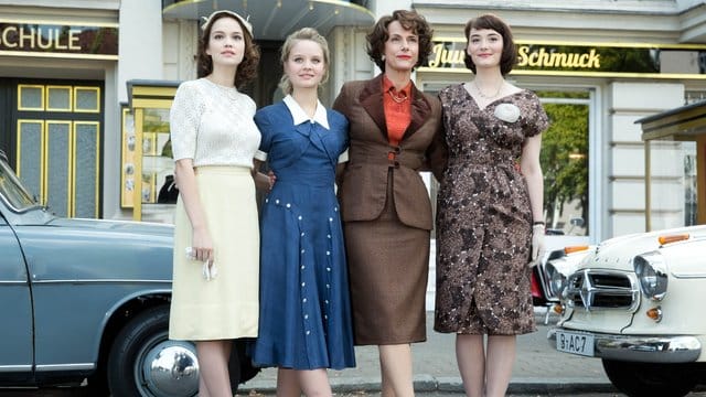 Emilia Schüle (l-r), Sonja Gerhardt, Claudia Michelsen und Maria Ehrich bei Dreharbeiten zum ZDF-Dreiteiler "Ku'damm 56".