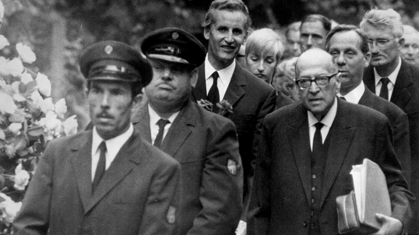 Adorno Begräbnis: Ludwig Friedeburg, Max Horkheimer, und Jürgen Habermas trauern um ihren guten Freund.