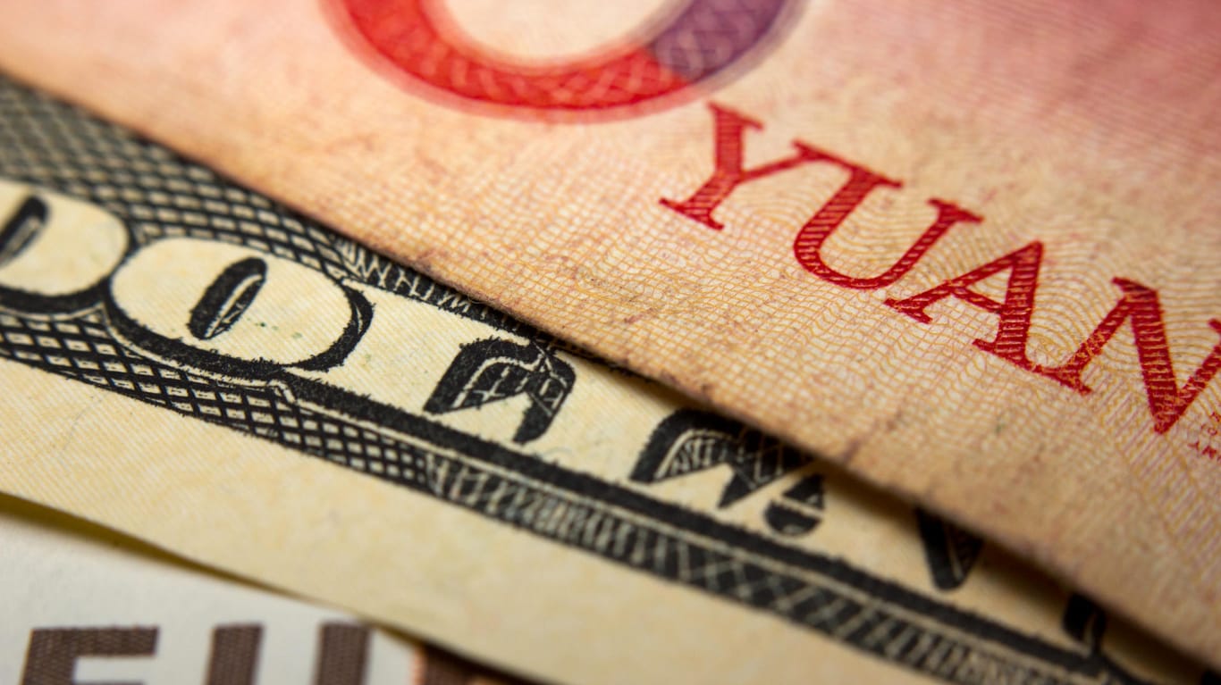 Dollar- und Yuan-Banknoten: Neue Stufe im Handelsstreit zwischen China und den USA. Das Reich der Mitte wertet seine Landeswährung ab.