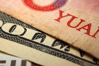 Dollar- und Yuan-Banknoten: Neue Stufe im Handelsstreit zwischen China und den USA. Das Reich der Mitte wertet seine Landeswährung ab.