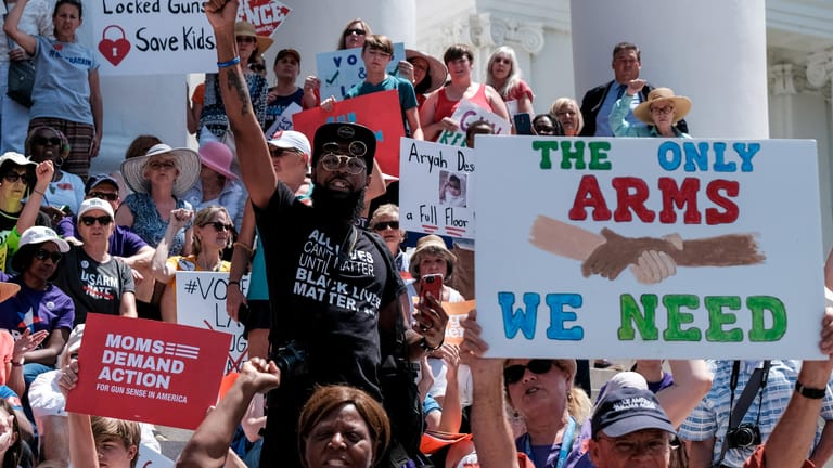 Mitglieder von "Moms Demand Action" demonstrieren gegen die US-Waffengesetze (Archivbild): Auch nach den beiden Amokläufen in Texas und Ohio demonstrierte die Organisation in Washington.