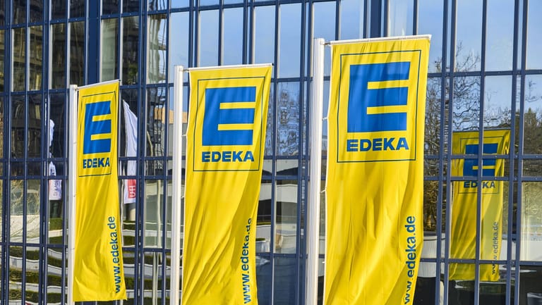 Edeka-Flaggen: Der Supermarkt verkauft derzeit Lizenzen für Microsoft-Produkte. (Symbolbild)