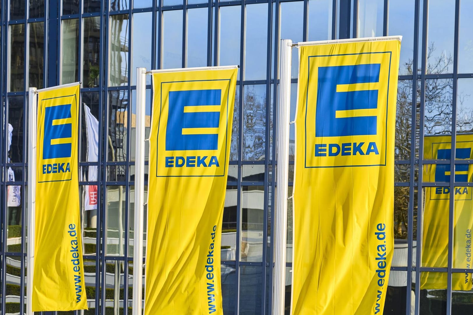 Edeka-Flaggen: Der Supermarkt verkauft derzeit Lizenzen für Microsoft-Produkte. (Symbolbild)