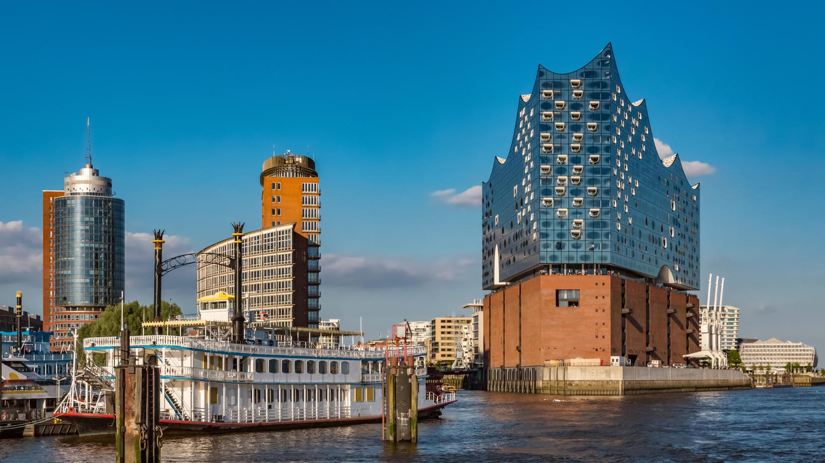 Elbphilharmonie in Hamburg: Rettungskräfte mussten eine Leiche aus der Elbe bergen. (Symbolbild)