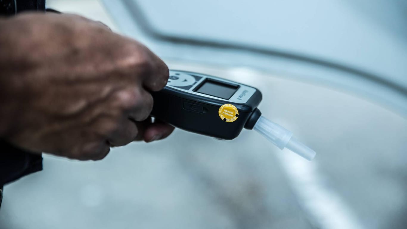 Messgerät für eine Alkoholkontrolle: In Köln versuchte ein betrunkener Autofahrer, die Polizei zu täuschen.