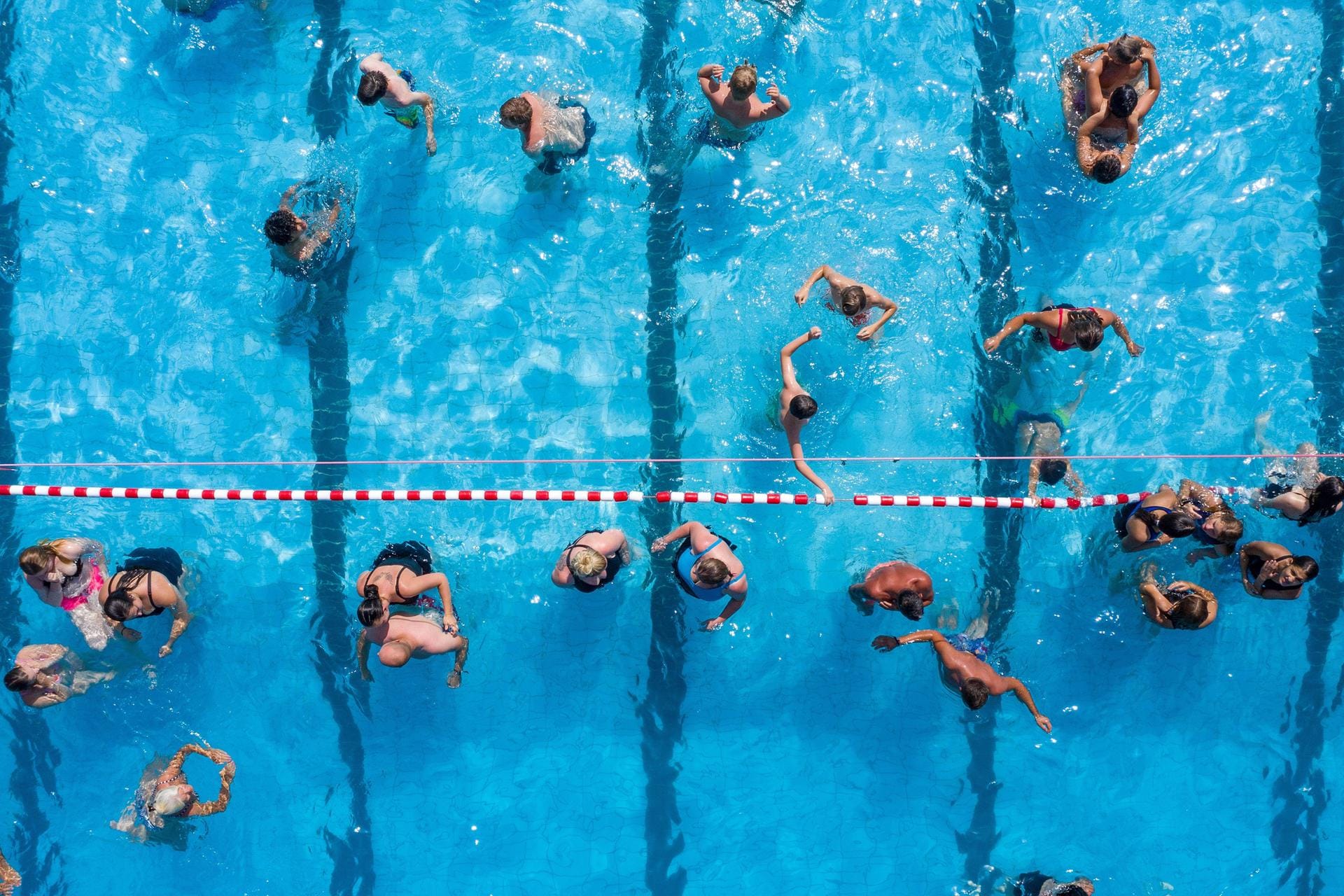 Menschen im Freibad: In München entedeckte ein Bademeister die weinende 13-Jährige und rief die Polizei. (Symbolfoto)