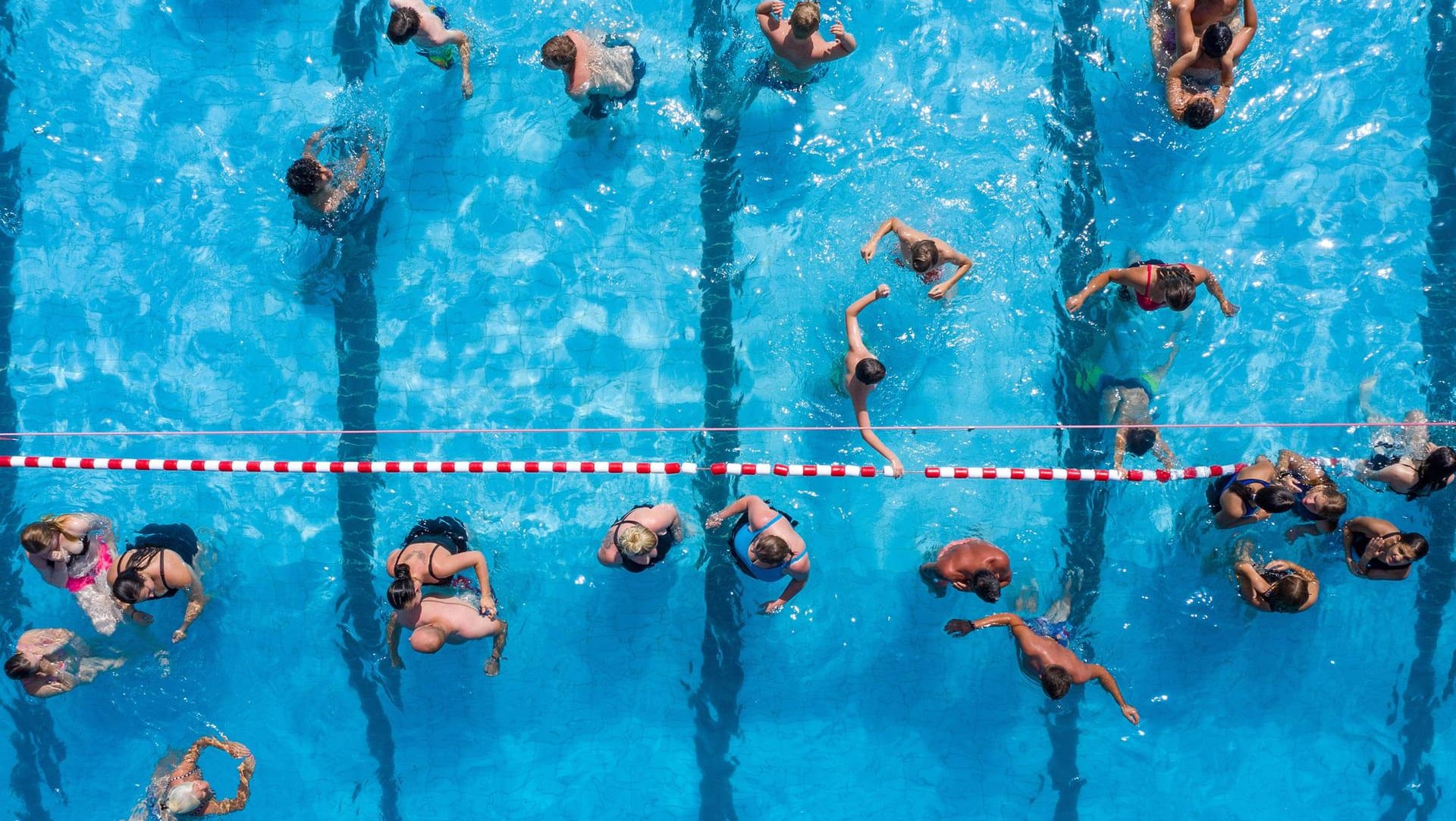 Menschen im Freibad: In München entedeckte ein Bademeister die weinende 13-Jährige und rief die Polizei. (Symbolfoto)