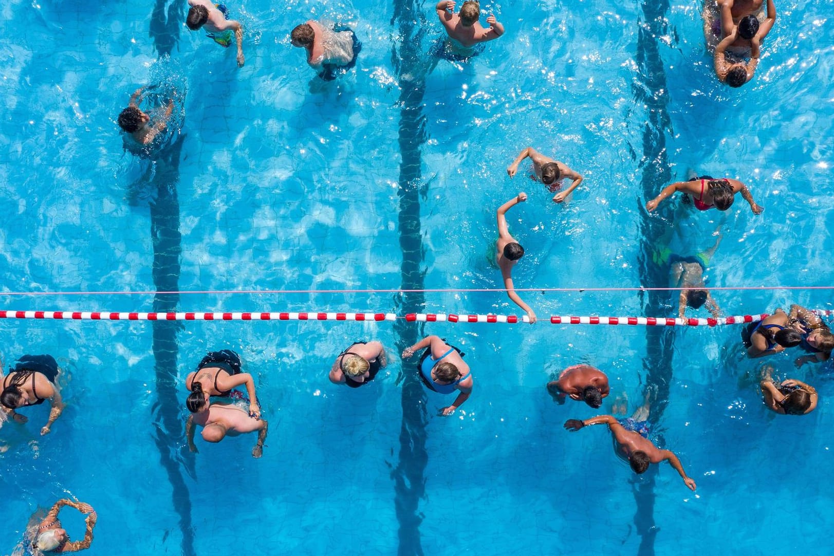 Menschen im Freibad: In München entedeckte ein Bademeister die weinende 13-Jährige und rief die Polizei. (Symbolfoto)