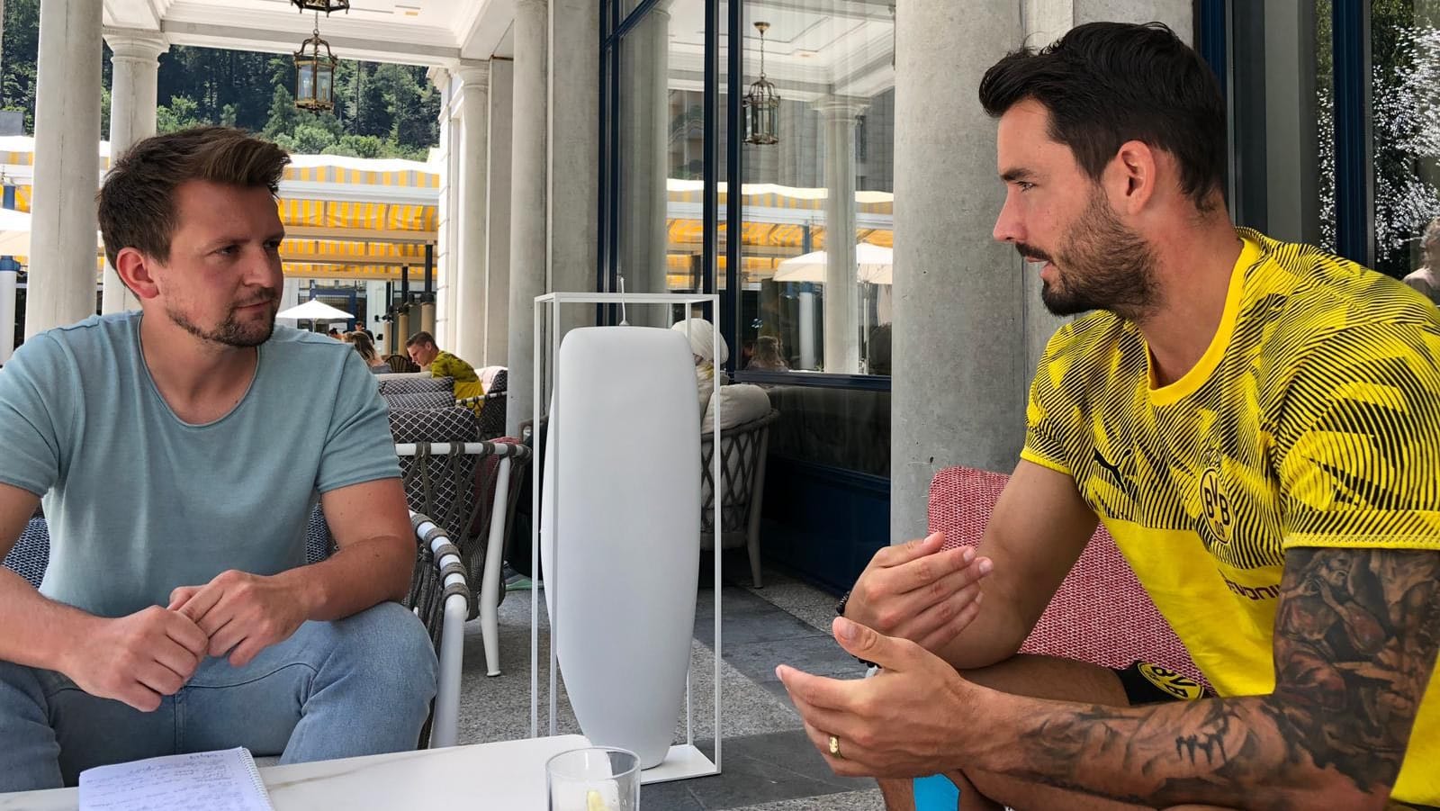 Reporter Robert Hiersemann (l.) traf Roman Bürki im Dortmunder Trainingslager in Bad Ragaz (Schweiz).