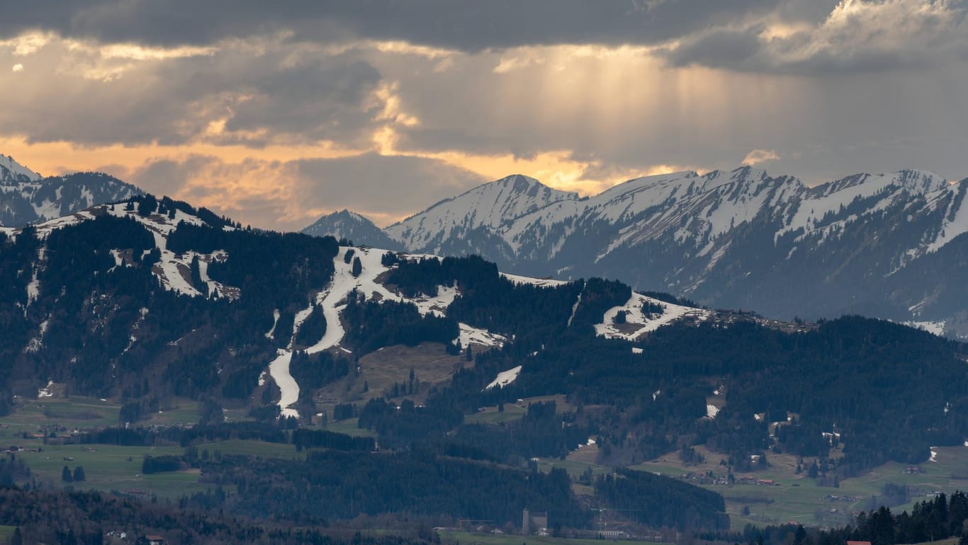 Blick auf die Allgäuer Berge bei Bad Hindelang: Dort ist am Sonntag ein 54-Jähriger aus Baden-Württemberg in den Tod gestürzt. (Symbolfoto)