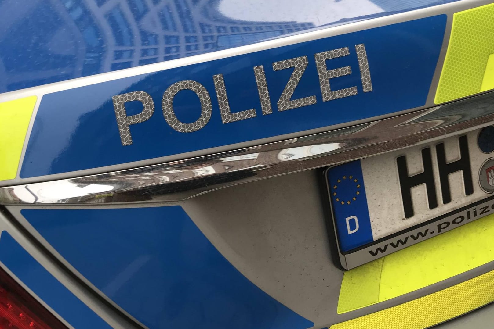 Hamburger Polizei: Die Beamten fahnden nach einem Mann der eine Joggerin angegriffen hat. (Symbolbild)