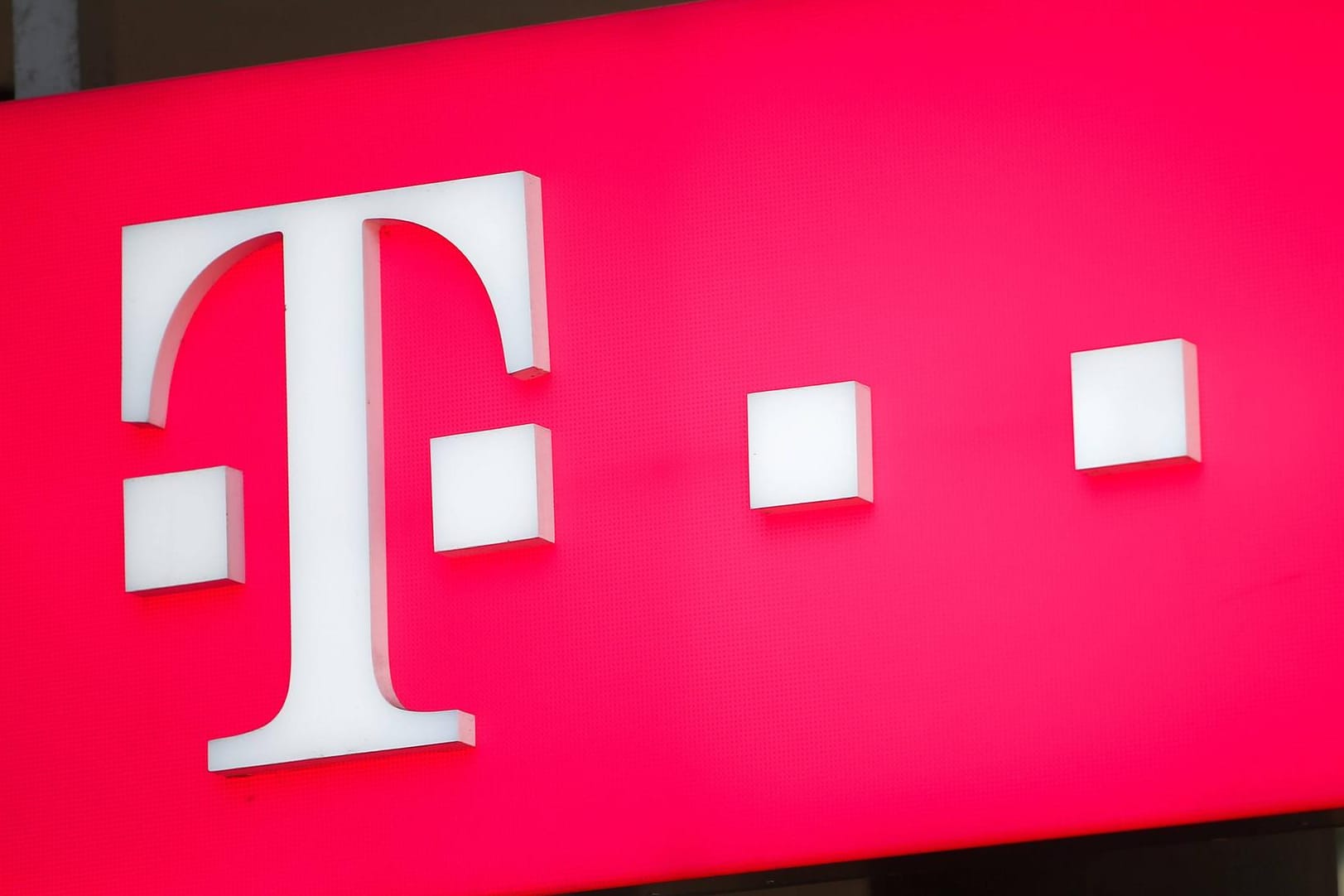 Das Logo der Telekom: Das Unternehmen hat nach einem Gerichtsurteil seinen StreamOn-Tarif angepasst.