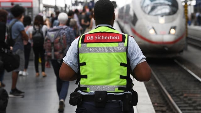 Ein Mitarbeiter der DB Sicherheit steht am Gleis 7 des Frankfurter Hauptbahnhofs, in den ein ICE einfährt. Ein Mitarbeiter der DB Sicherheit steht am Gleis 7 des Frankfurter Hauptbahnhofs, in den ein ICE einfährt.
