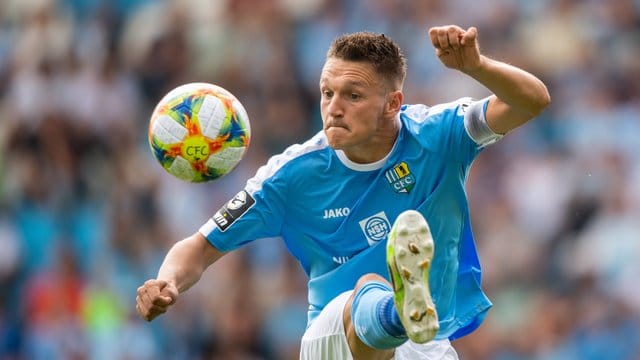 Wegen Nähe zur rechtsradikalen Szene hat der Chemnitzer FC sich von Daniel Frahn (M) getrennt. Wegen Nähe zur rechtsradikalen Szene hat der Chemnitzer FC sich von Daniel Frahn (M) getrennt.