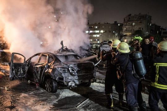 Feuerwehrmänner beim Einsatz nahe des Krebsforschungsinstituts in Kairo.