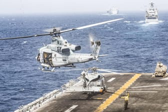 Ein Hubschrauber startet von Bord eines US-Kriegsschiffes in der Straße von Hormus: Künftig mit britischer Unterstützung? (Symbolfoto)