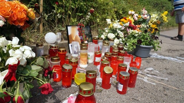 Kerzen und Blumen stehen am Tatort um ein Porträt des dort getöteten Mannes herum. Kerzen und Blumen stehen am Tatort um ein Porträt des dort getöteten Mannes herum.