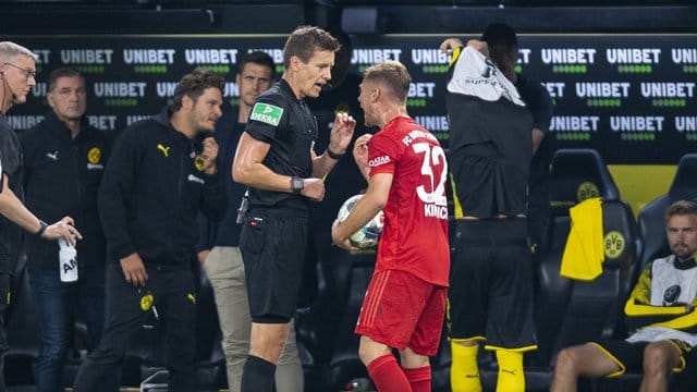 Joshua Kimmich (r) diskutiert nach der Gelben Karte mit Schiedsrichter Daniel Siebert, der ihm für das Foul Sancho nur verwarnte. Joshua Kimmich (r) diskutiert nach der Gelben Karte mit Schiedsrichter Daniel Siebert, der ihm für das Foul Sancho nur verwarnte.