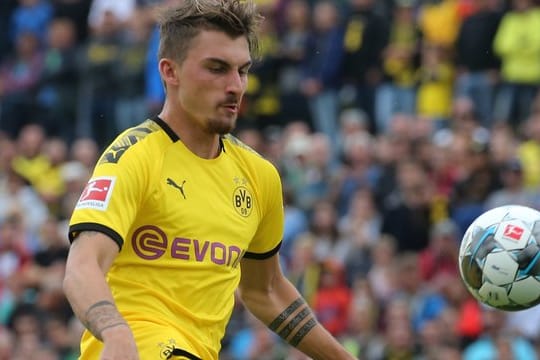 Soll vor dem Wechsel nach Moskau stehen: Dortmunds Maximilian Philipp spielt den Ball.