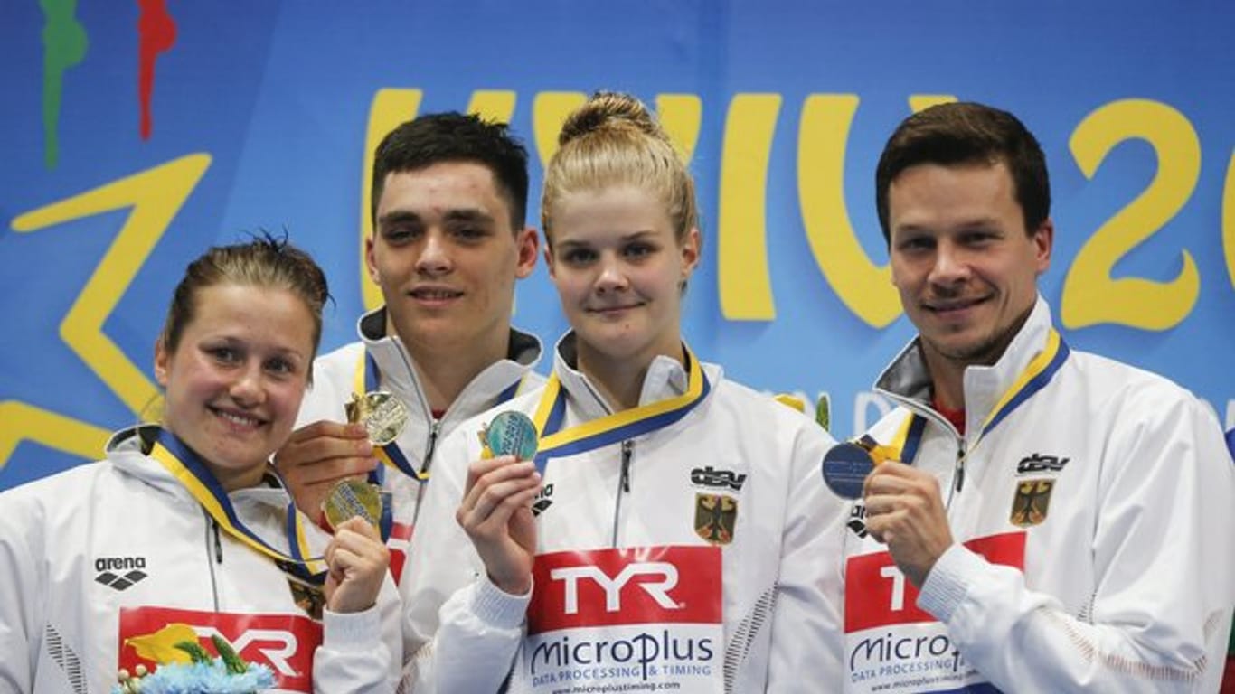 Team-Gold für die deutschen Wasserspringer zum Start der EM in Kiew: Tina Punzel (l-r), Lou Massenberg, Christina Wassen und Patrick Hausding.