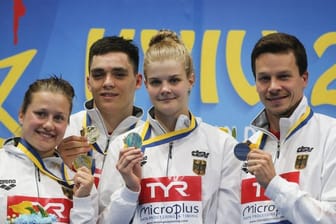 Team-Gold für die deutschen Wasserspringer zum Start der EM in Kiew: Tina Punzel (l-r), Lou Massenberg, Christina Wassen und Patrick Hausding.